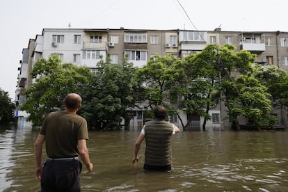 Volunteers helping residents trapped in a building in Kherson on Wednesday.