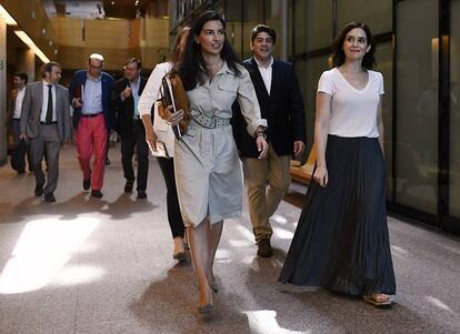 Rocío Monasterio e Isabel Díaz Ayuso, en la Asamblea de Madrid.