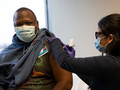 Un hombre recibe la vacuna de Novavax en Seattle (Washington, Estados Unidos), en febrero.