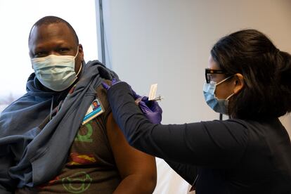 Un hombre recibe la vacuna de Novavax en Seattle (Washington, Estados Unidos), en febrero.
