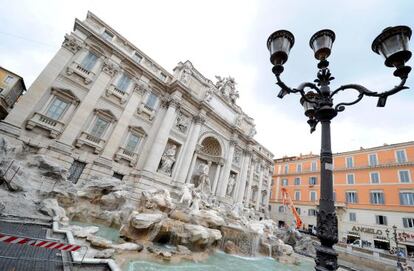 El área de la Fontana di Trevi, aislada el pasado lunes tras el derrumbe de unos trozos de estuco.