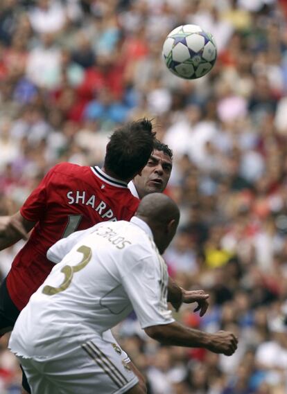 Lee Sharpe cabecea un balón ante Roberto Carlos y Manolo Sanchís durante el partido 'Corazón Classic'