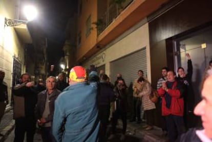 Vecinos concentrados de madrugada en Callosa.