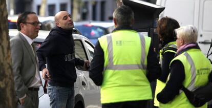 Dos personas discuten con varios vigilantes de la zona SER en la calle José Abascal.