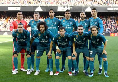 Los jugadores del Real Madrid posan para la foto oficial del partido ante el Valencia.