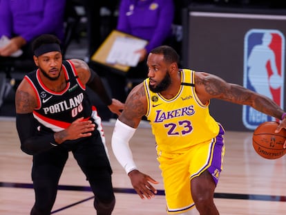 Carmelo Anthony, entonces en Portland, y LeBron James, en un partido de la NBA en agosto de 2020.