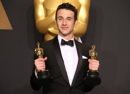 Justin Hurwitz, with the two Oscars he won at the 2017 ceremony.