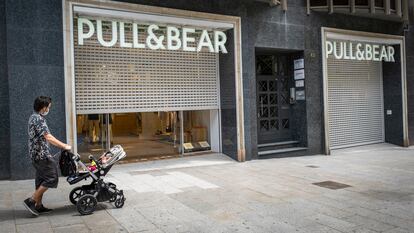Entrada de una tienda de Pull&Bear en el centro de Barcelona.