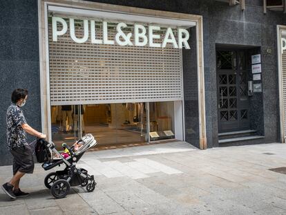 Entrada de una tienda de Pull&Bear en el centro de Barcelona.