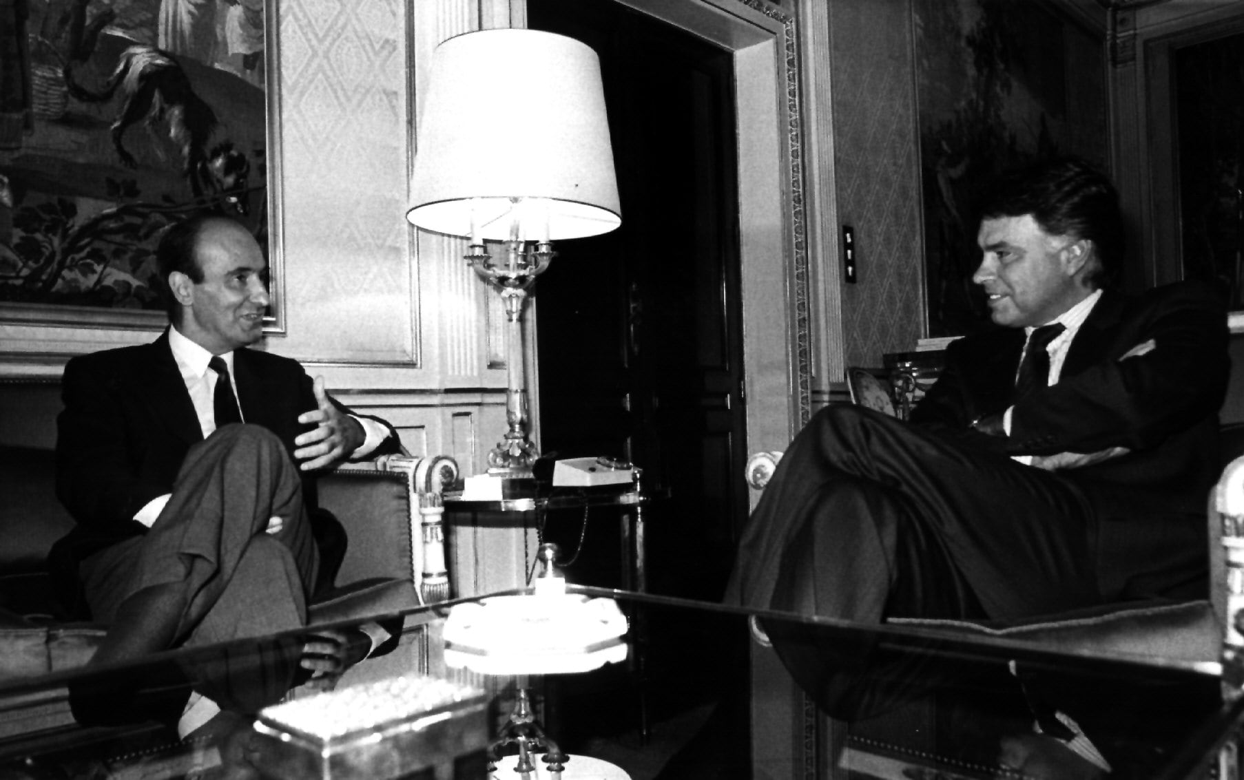 De izquierda, Miguel Roca y Felipe González, durante una entrevista en el Palacio de la Moncloa (Madrid), el 8 de septiembre de 1987.