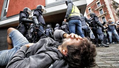 Un jove després d'una càrrega de la Policia Nacional a l'Escola Mediterrània de Barcelona.