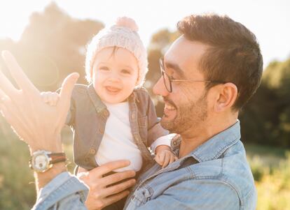 Un padre disfruta con su hijo.