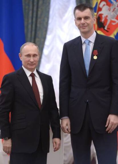 Vladimir Putin con el magnate Mikhail Prokhorov, en el Kremlin de Moscú en marzo de 2014.