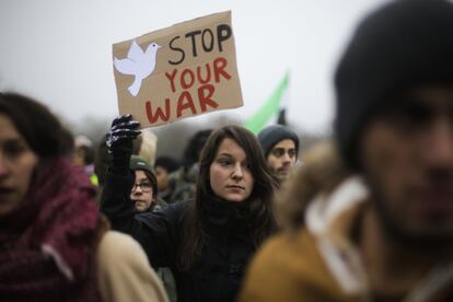 Una mujer levanta una pancarta en una protesta frente al Parlamento de Berlín (Alemania), el 17 de diciembre de 2016.