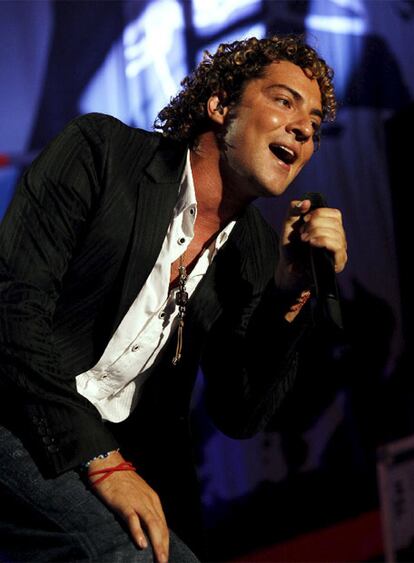 El cantante almeriense David Bisbal fue el protagonista ayer de la Feria de Málaga, con un concierto ofrecido en la playa de La Malagueta con un éxito rotundo.