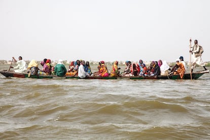 En 2017, el Gobierno de Chad, con el apoyo de la sociedad civil y del UNFPA, estableció un centro multifuncional en Bol. El centro ofrece, entre otros, servicios integrados de salud sexual y reproductiva a personas vulnerables que huyen de las regiones afectadas por el terrorismo yihadista. Un grupo de mujeres y hombres cruza el lago en una piragua.