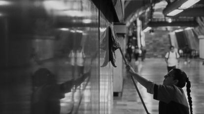 Este documental aborda las prácticas laborales terribles que precarizan a decenas de miles de trabajadores de limpieza en Ciudad de México.