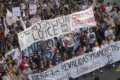 Ambiente durante la manifestación en Sevilla de estudiantes en protesta por la LOMCE y las reválidas.
