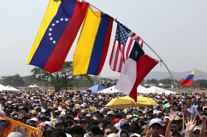 Fotografía de las banderas de Venezuela, Colombia, Estados Unidos y Chile, durante el 'Venezuela Aid Live'.