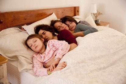 Paula y su pareja, L&iacute;a, junto a sus dos hijas.