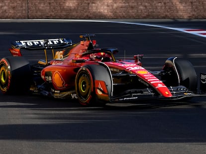 El Ferrari de Charles Leclerc, durante la clasificación de este viernes en Bakú.