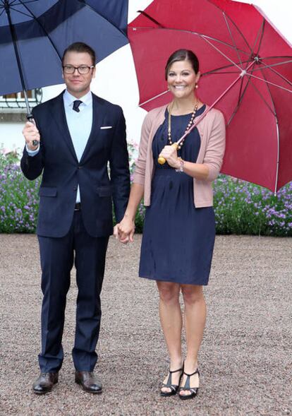 La princesa heredera de Suecia, Victoria, y su esposo, el príncipe Daniel, han anunciado que serán padres de su primer hijo el próximo marzo. En la imagen, la pareja en una de sus apariciones públicas, el pasado 14 de julio.