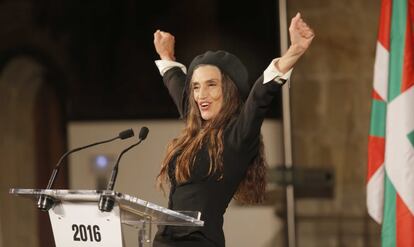 Ángela Molina recibe el Premio Nacional de Cinematografía en San Sebastián.