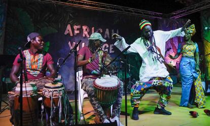 Los integrantes del grupo Khady Seck, vestidos con indumentaria diseñada en la sastería senegalesa Bissap de Valencia, este lunes en el Rototom.