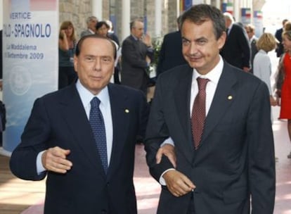 Silvio Berlusconi saluda a Zapatero al inicio de la cumbre bilateral de ambos países, hoy en La Maddalena.