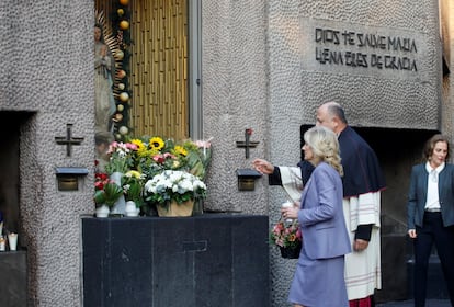 La primera dama estadounidense, Jill Biden, ante un retrato de la virgen de Guadalupe en la Basílica, junto al obispo rector Salvador Martínez Ávila, este domingo.