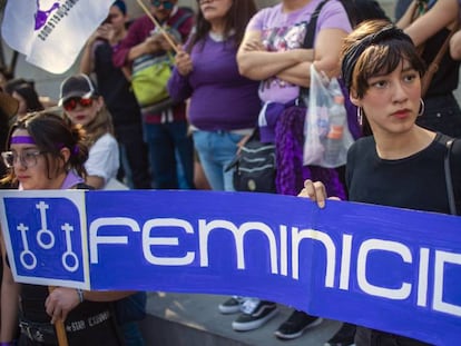 Una mujer sostiene un cartel durante la manifestación contra la violencia machista en México.
 