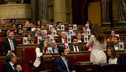 Los diputados de Ciudadanos enseñan un ejemplar del Quijote, en la sesión de control.