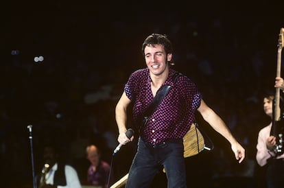 Mucho antes de que Jaime Urrutia pusiese de moda en España el look gipsy-rock, Bruce ya presumía de camisas de lunares. Aquí, actuando en el Madison Square Garden en 1980.