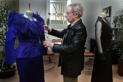 Manuel Pertegaz fotografiado en su estudio de Barcelona en febrero de 2002.