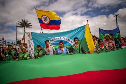 Comunidades indígenas se unen a las marchas del día del trabajo en la avenida El Dorado en Bogotá (Colombia), el 1 de mayo del 2025.