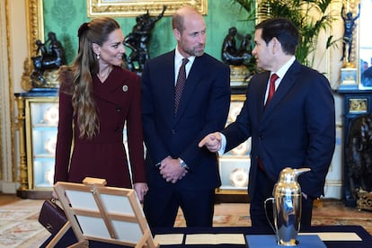 Los príncipes de Gales, junto a Marco Rubio, secretario de Estado de EE UU, durante su visita a misma exposición.