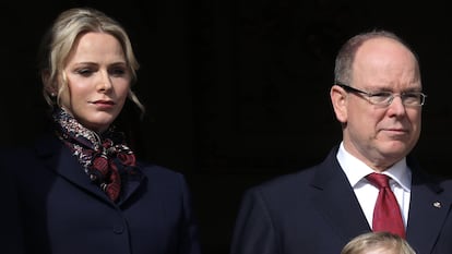 Alberto de Mónaco y su esposa, Charlene, en un balcón del palacio del principado, el 27 de enero de 2020.