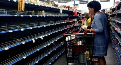 Mulher em um supermercado de Atenas no sábado.