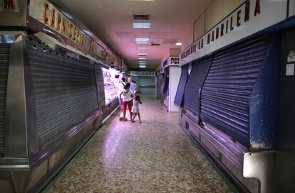 El mercado de Los Mostenses, cerca de Plaza de España, donde muchos puestos están ya cerrados por vacaciones.