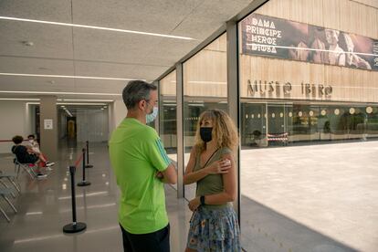 Una mujer espera tras ser vacunada en el Museo Ibero de Jaén, convertido en punto de vacunación contra la Covid.