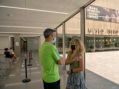 Una mujer espera tras ser vacunada en el Museo Ibero de Jaén, convertido en punto de vacunación contra la Covid.