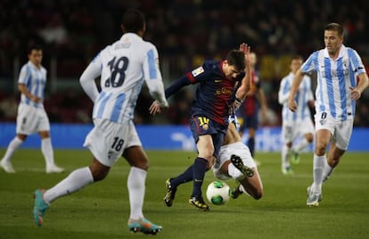 Messi trata de controlar el balón ante la mirada de Camacho