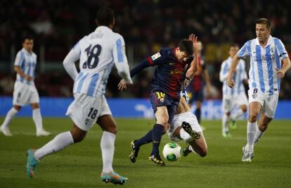 Messi trata de controlar el balón ante la mirada de Camacho