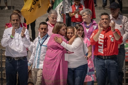 Xóchitl Gálvez con Cecilia Flores el pasado domingo en el Ángel de la Independencia.