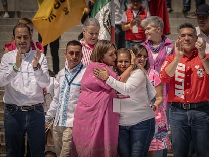 Xóchitl Gálvez con Cecilia Flores el pasado domingo en el Ángel de la Independencia.