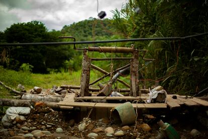 Un “cubo” es un hueco en la tierra, como un pozo, pero sellado por largos trozos de maderas que cumplen la función de contener las paredes que se van formando en la medida en la que se va dragando. Pueden llegar a tener una profundidad de hasta 50 metros, y son construidos sin ninguna ayuda más que las manos de los mineros y sus herramientas como cinceles, palas y baldes. Este pertenece a la familia Hurtado.