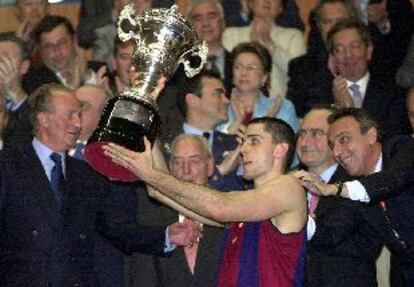 De la Fuente, capitan del Barça, recoge el trofeo de la Copa del Rey de Baloncesto.