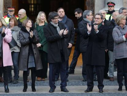 El president de la Generalitat, Carles Puigdemont, i la del Parlament, Carme Forcadell, amb Mas, Ortega i Rigau.