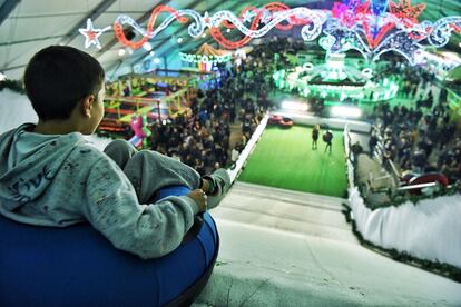 Un niño se tira de un tobogán, en una carpa instalada en años anteriores en Getafe.