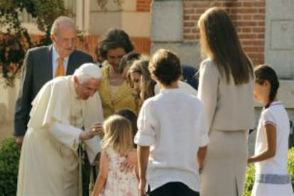 El Papa saluda a la familia real en la Zarzuela.